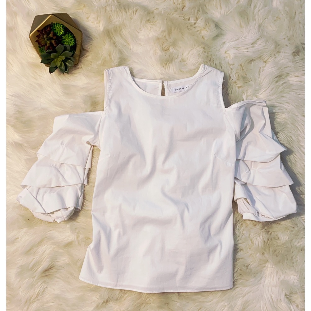 NWOT white top with pretty bell shaped sleeves